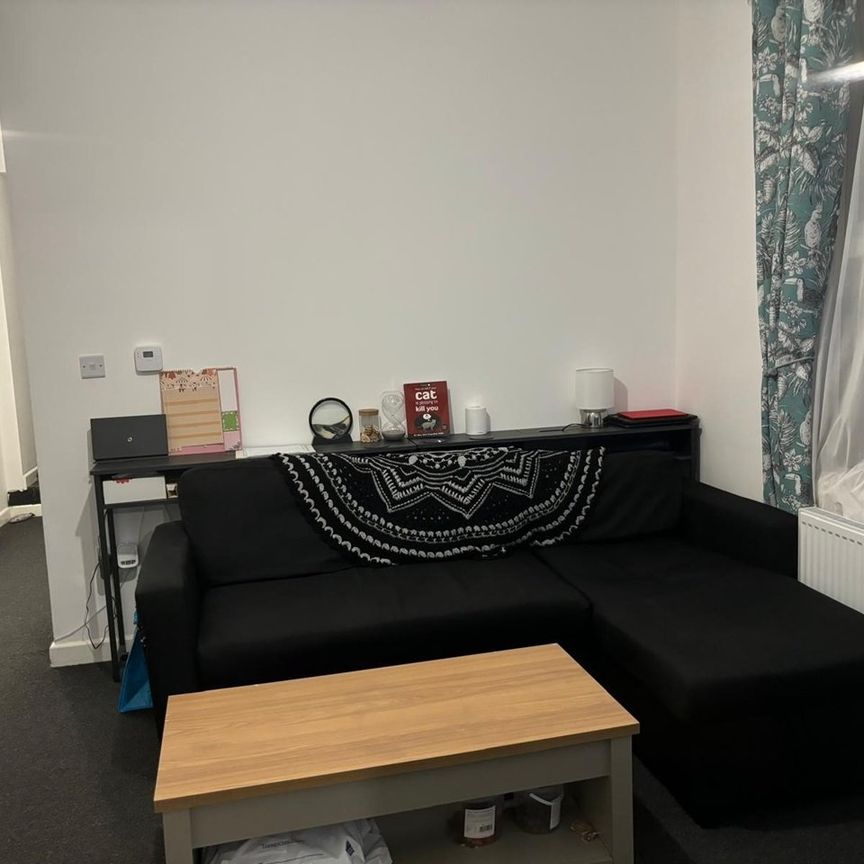 4 Bed Flat, Church Road, NW10 - Photo 1