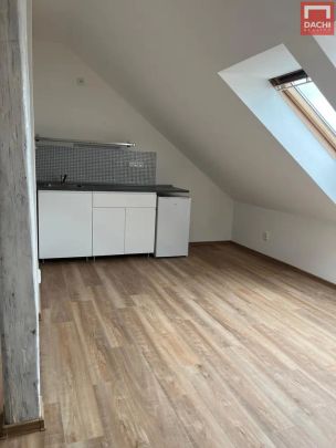Pronájem podkrovního bytu 1+kk, po rekonstrukci, Zeyerova ul, Olomouc - Photo 1