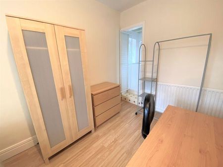 3 bedroom flat to rent - Photo 2