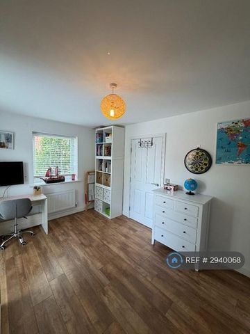 4 bedroom semi-detached house to rent - Photo 5