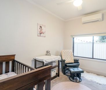 4 BEDROOM CENTRAL HOME - Photo 2