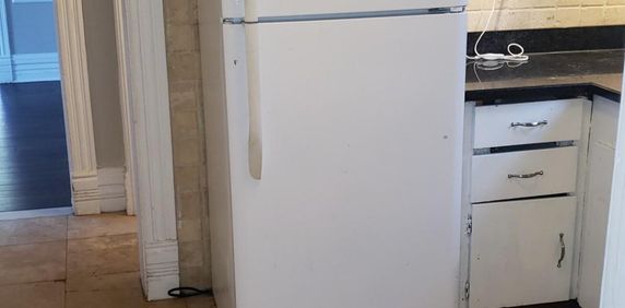 Spacious Bright 2 Bedroom Apt - Photo 2