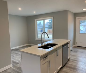 Like New Duplex! Modern 3 Bedroom, 2.5 Bathroom Home - Photo 6