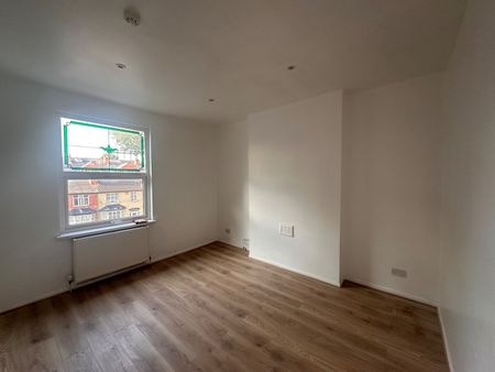 2 Bed Flat, Gregory Boulevard, NG7 - Photo 2