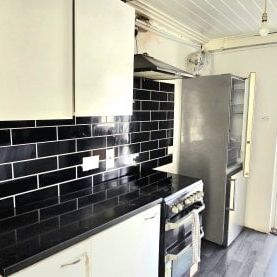 R2 - Stoneleigh Avenue, Enfield EN1 4HH, Property for rent - Photo 1