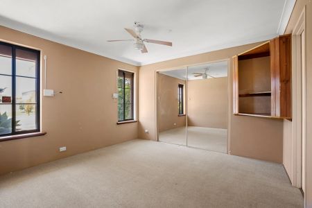 Four bedroom home with workshop, patio & side access. - Photo 4