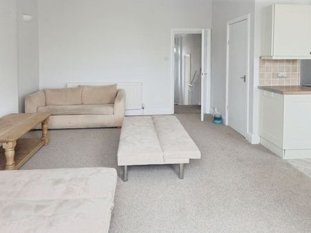 2 bedroom Flat To Let - Photo 2