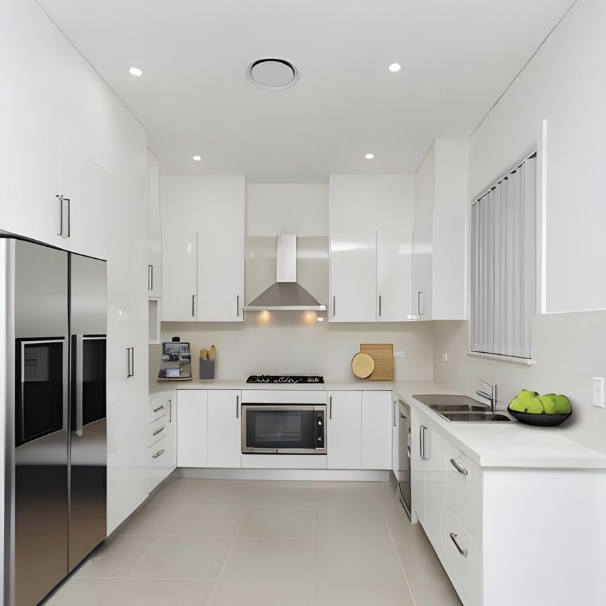 BEAUTIFUL 4 BEDROOM 2 BATHROOM FAMILY HOME - Photo 1