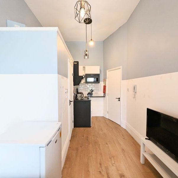 Studio Flat, Kensington Gardens Square, W2 - Photo 1