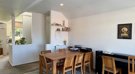 Sunny & Stylish 2-Bedroom Home in Kelburn - Photo 3
