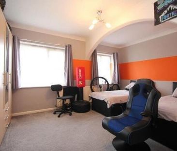 Selwood Gardens, Stanwell, Middlesex,TW19 - Photo 4