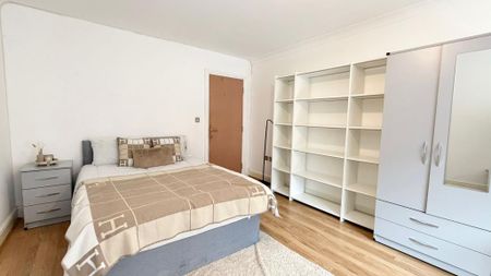 1 bedroom in a flat share to rent - Photo 3
