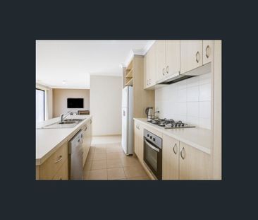 Stylish Family Living in a Prime Tarneit Location 📍 26 Blue Jay Cre... - Photo 6