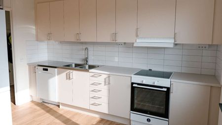 Om bostaden - Välkommen till en nyrenoverad lägenhet på Sloalyckan. Lägenheten är utrustad med moderna vitvaror såsom diskmaskin, tvättmaskin och torktumlare. Köket är renoverat i en öppen planlösning med stilrena beiga toner. Badrum och hall är renoverade och utrustade med ny inredning. Innerdörrar i sovrummet är bytta och samtliga rum är ommålade i vit kulör. Fiber finns indraget i lägenheten. I hyran ingår varmhyra, vilket omfattar uppvärmning och varmvatten. Även ett grundutbud av tv-kanaler samt sophantering ingår. Endast hushållsel tillkommer. Rökfritt boende gäller för alla kontrakt tecknade från och med 2025-01-01. - Foto 2