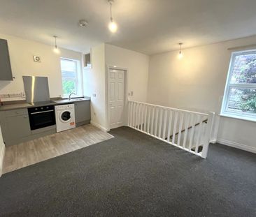Recently refurbished two bedroom flat - Photo 6