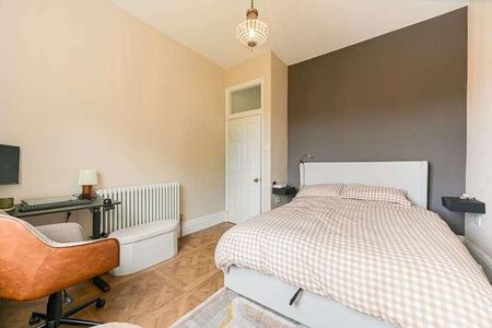 Flat, Sinclair Road, Olympia, W14 - Photo 4