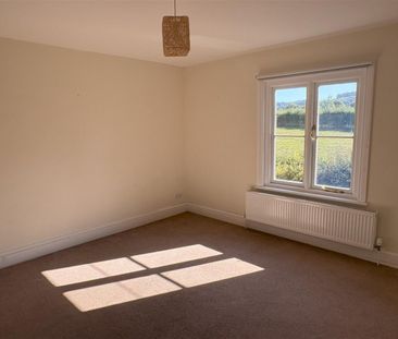 Drake Lane, Dursley - Photo 1