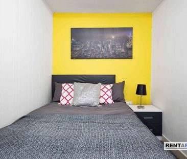 🚿 Two Bathrooms, Zero Queues! Modern House-Share Off Queens Road #30DS - Photo 4