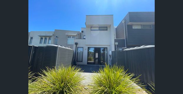 Beautifully designed 3-Bedroom Townhouse + Solar panels - Photo 1