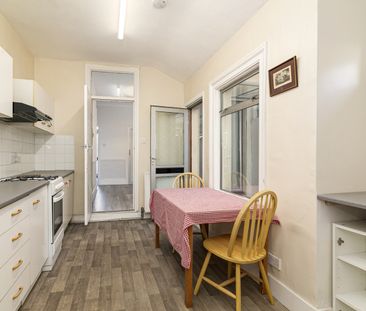 3 Bed Terraced House, Caulfield Road, E6 - Photo 6