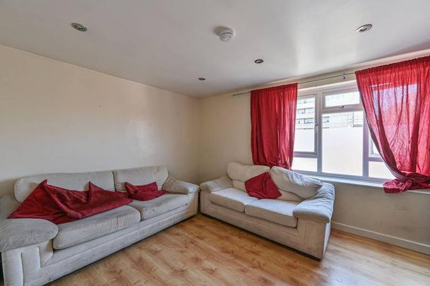 3 bedroom flat to rent - Photo 1