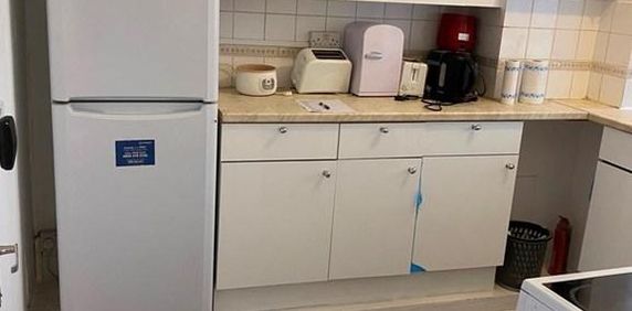 1 bedroom in a flat share to rent - Photo 2