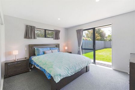 Large family home with big backyard and private ln - Photo 2
