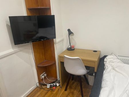 Room in a Shared House, Layfield Crescent, NW4 - Photo 3