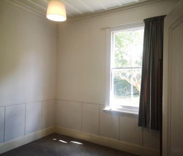 Lovely Character 2 bedroom flat available now - Photo 4
