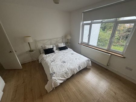 3 Bed Flat, Northampton Road, CR0 - Photo 4