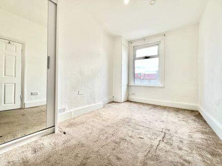 2 Bed Flat, Mortlake Road, IG1 - Photo 5