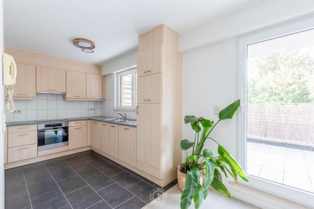 Verzorgd 2 slaapkamer appartement met ruim terras en autostaanplaats - Foto 4
