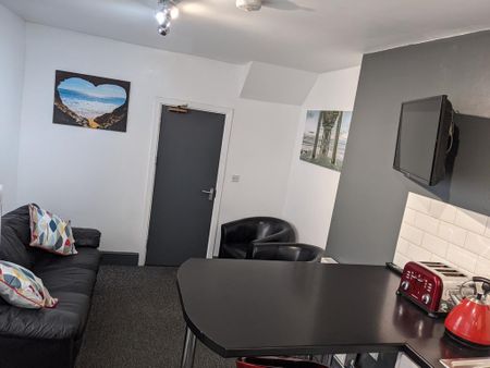 5 bedroom terraced house to rent - Photo 2