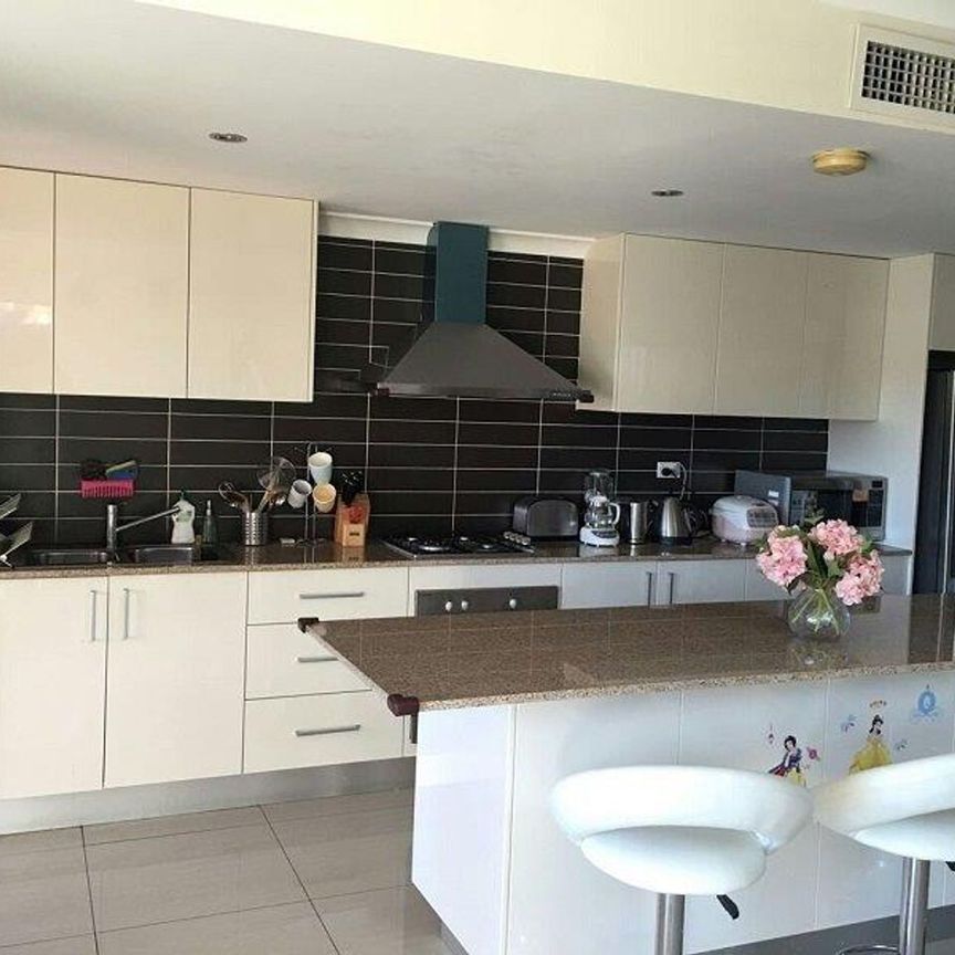 Spacious&comma; Modern Townhouse - Photo 1