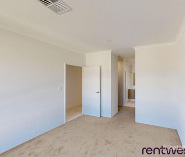 Modern 4-Bed Family Home – Walk to Shops & Minutes to the Beach! - Photo 4