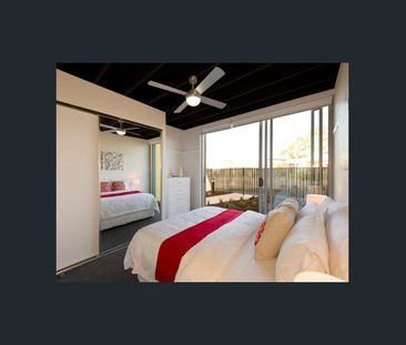 Stylish Apartment with Wrap-Around Balcony & Premium Comfort - Photo 2