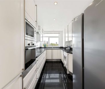 Lateral three bedroom apartment set within a prestigious block in S... - Photo 1