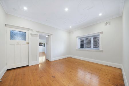 Charming Art Deco Apartment in a Premier Mosman Location - Photo 2