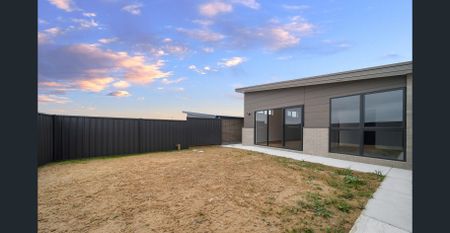 Spacious 3-Bedroom Home in Desirable South Jerra Estate - Photo 4