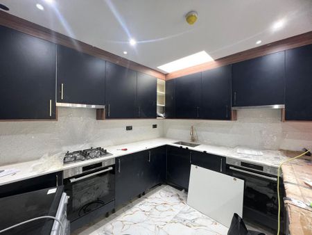 10 bedroom semi-detached house to rent - Photo 2