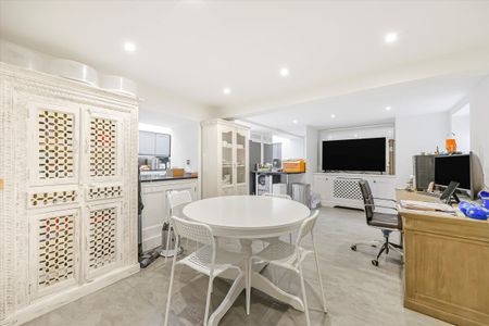A family home with private gardens on the outskirts of Regent's Park, NW1. - Photo 3