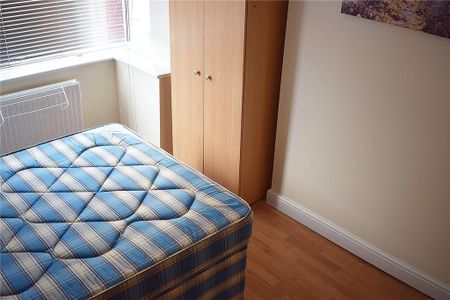 4 bedroom end of terrace house to rent - Photo 4