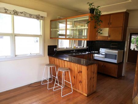 4/5 Bed Bayside Living in Mordialloc - Only 10 mins from the Beach - Photo 2