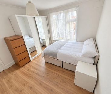 4 bedroom semi-detached house to rent - Photo 3