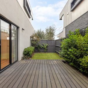 Modern elegance meets effortless styling, with the beach on your doorstep! - 6 month lease - Photo 2