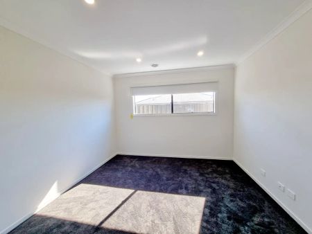 “Spacious Near New Family Home in Popular Mt Atkinson!” - Photo 4