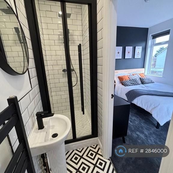 1 bedroom in a house share to rent - Photo 1