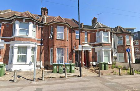 1 bedroom Flat To Let - Photo 2