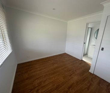 Family Home - 4 Beds / 2 Bathrooms / Wood Fire Heating. - Photo 2