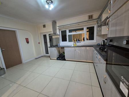 1 bedroom in a house share to rent - Photo 5